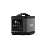 Vinnic POLLUX PS600W-518Wh 便攜式電源站,擁有518.4Wh容量,多種輸出選項,包括600W交流插座和USB-C端口,適合露營、旅行及家庭應急使用。輕巧設計,安全耐用,支持太陽能充電,隨時隨地提供穩定電力。